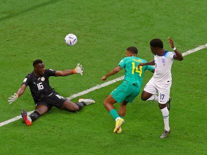 Bukayo Saka marca el tercer gol a la selección de Senegal en el Mundial de Qatar 2022.