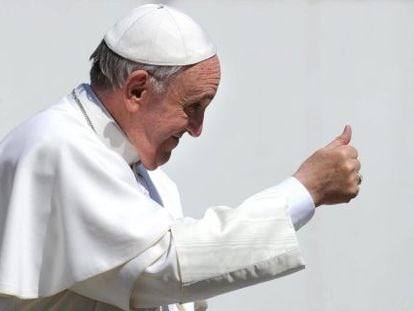 El papa Francisco hace un gesto al final de la audiencia pública de los miércoles en la Ciudad del Vaticano, el pasado 10 de abril.