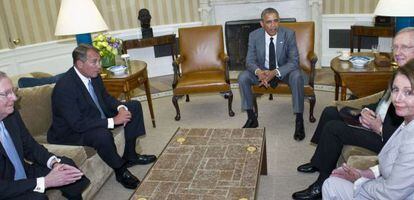 El presidente Obama reunido en el despacho oval con el líder de la mayoría en el Senado, Harry Reid, el líder de la minoría, Mitch McConnell, el presidente de la Cámara de Representantes, John Boehner, y la líder de la minoría, Nancy Pelosi