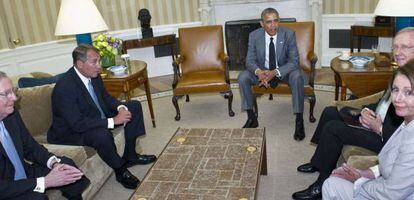 El presidente Obama reunido en el despacho oval con el l&iacute;der de la mayor&iacute;a en el Senado, Harry Reid, el l&iacute;der de la minor&iacute;a, Mitch McConnell, el presidente de la C&aacute;mara de Representantes, John Boehner, y la l&iacute;der de la minor&iacute;a, Nancy Pelosi