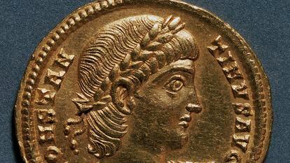 'Solidus' dorado de Constantino (306-337) acuñado en Nicomedia (en la actual Turquía), considerado “el dólar de la Edad Media”. En deliberado contraste con la tosca apariencia de Diocleciano, Constantino aparece como un héroe civilizado de perfil clásico.