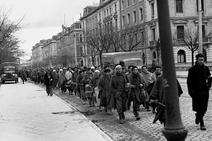 Decenas de prisioneros republicanos son conducidos a un campo de concentración en Madrid en marzo de 1939.