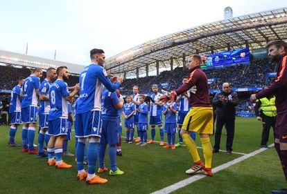 Marc-Andre ter Stegen y Gerard Pique del Barcelona son saludados por los jugadores del Deportivo de la Coruña, que les han hecho pasillo por la victoria en la Copa del Rey. 