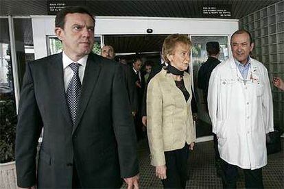 La vicepresidenta María Teresa Fernández de la Vega sale del hospital Clínico tras visitar a los heridos.