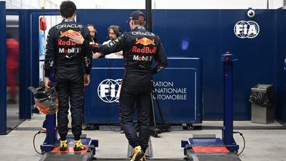 Checo Pérez y Max Verstappen, tras la clasificación en el Gran Premio de Brasil.