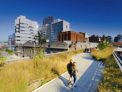 El High Line de Nueva York, con el edificio IAC, proyectado por Frank Gehry, a la izquierda. 