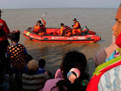 Los equipos de rescate se preparan para buscar el avión siniestrado en Indonesia.