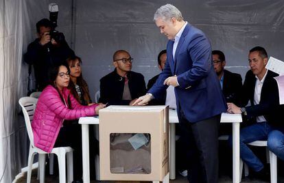 El presidente de Colombia, Iván Duque, deposita su voto el domingo en Bogotá.