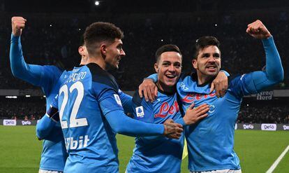 Los jugadores del Napoli celebran la victoria ante la Roma de Diego Armando Maradona.