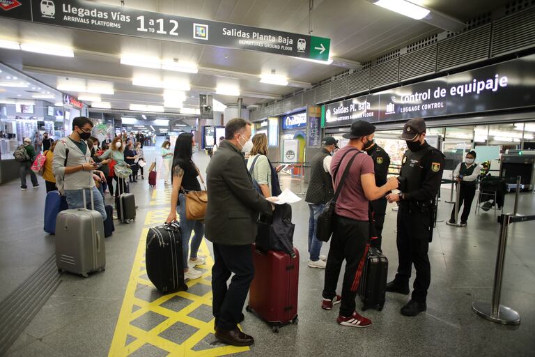 Control policial a viajeros en la estación de Atocha, este viernes.