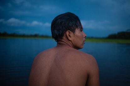 Alex Rufino, indígena ticuna, en el lago Yahuarcaca, en Leticia, Colombia, el 23 de febrero de 2019. (Juancho Torres)