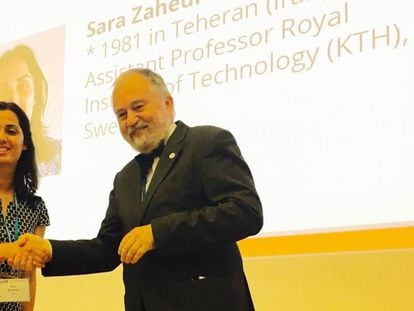 Sara Zahedi recibe el premio de la Sociedad Europea de Matemáticas (EMS) de manos de Pavel Exner, presidente de esta organización.
