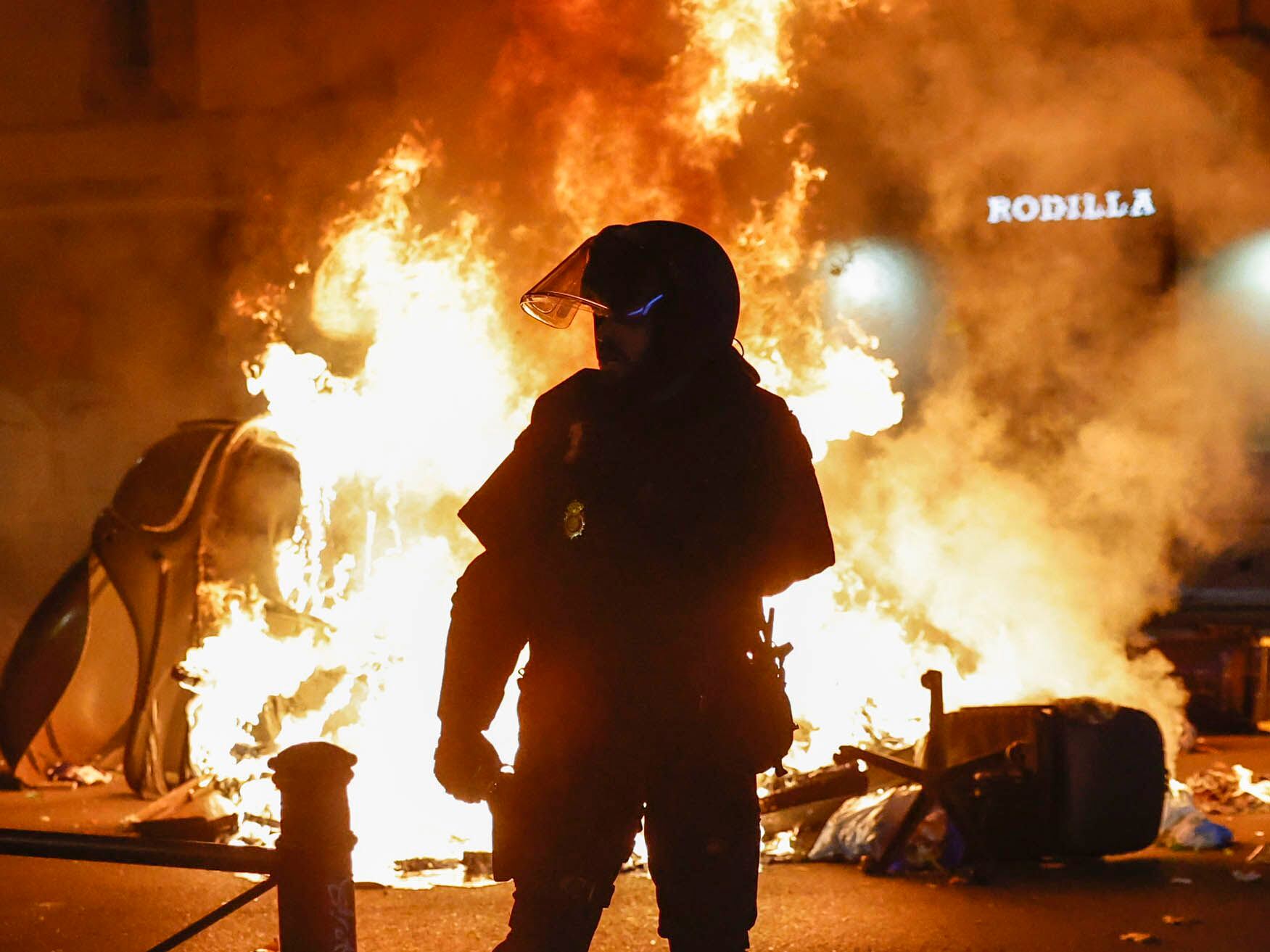 Algunos de los radicales han queman mobiliario urbano, en Madrid.