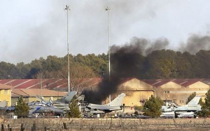 Columna de fum a la base de Los Llanos després del sinistre d'un F-16.
