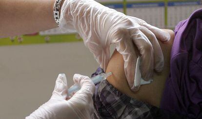 Vacunación contra la gripe en un centro de salud madrileño.