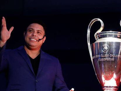 Ronaldo junto el trofeo de la Champions en Ciudad de México.