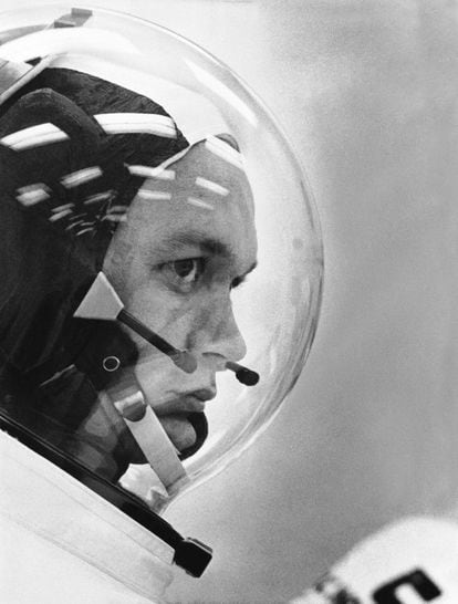 Retrato del astronauta Michael Collins que pilotó el módulo de mando durante la misión.