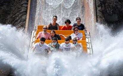 Visitantes disfrutan de la atracción Tutuki Splash en PortAventura World.