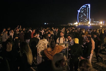 Decenas de personas conversan bailan y beben en la playa de la Barceloneta durante el primer fin de semana completo sin estado de alarma, el pasado 15 de mayo.
