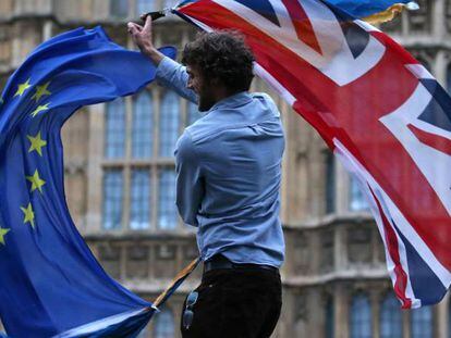 Un británico agita las banderas de Reino Unido y la UE en Londres, en una imagen de archivo.