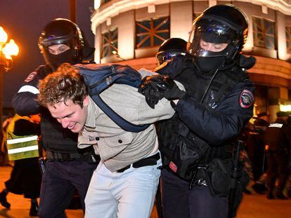 Police officers detain a man in Moscow on September 21, 2022, following calls to protest against partial mobilisation announced by President Vladimir Putin. - President Vladimir Putin called up Russian military reservists on September 21, saying his promise to use all military means in Ukraine was "no bluff," and hinting that Moscow was prepared to use nuclear weapons. His mobilisation call comes as Moscow-held regions of Ukraine prepare to hold annexation referendums this week, dramatically upping the stakes in the seven-month conflict by allowing Moscow to accuse Ukraine of attacking Russian territory. (Photo by Alexander NEMENOV / AFP)