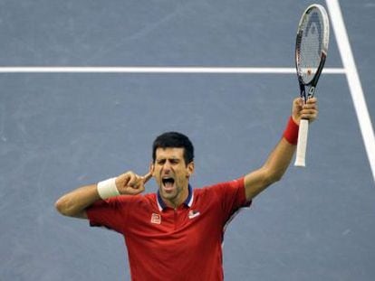 Djokovic solicita el apoyo del público durante la final. 