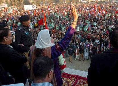 La ex primera ministra Benazir Bhutto se dirige  a sus seguidores  en un acto de campaña en Rawalpindi poco antes del atentado terrorista.