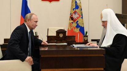 El presidente de Rusia, Vladímir Putin, se reúne con el patriarca Kiril en la residencia oficial de Novo-Ogaryovo, en noviembre de 2020.