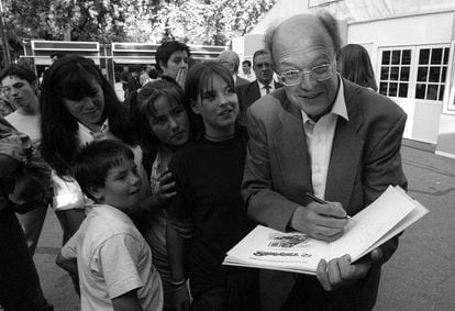 El creador, posiblemente la figura más influyente de la historieta española, firmaba ejemplares de un tebeo en la Feria del Libro de Madrid en 1999.