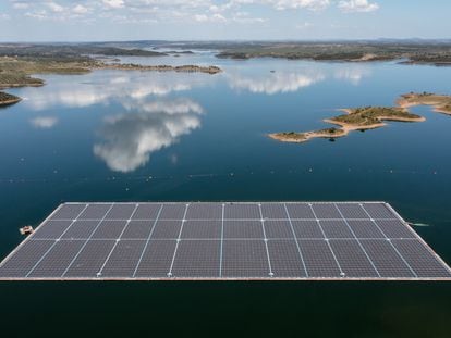 Los paneles solares fotovoltaicos instalados por EDP flotan sobre la laguna artificial del embalse del Alqueva, en el río Guadiana, en Portugal.