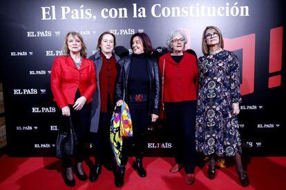 Karmentxu Marin, Ángeles García, Soledad Álvarez Coto, Sol Gallego y  Marisa Flórez.