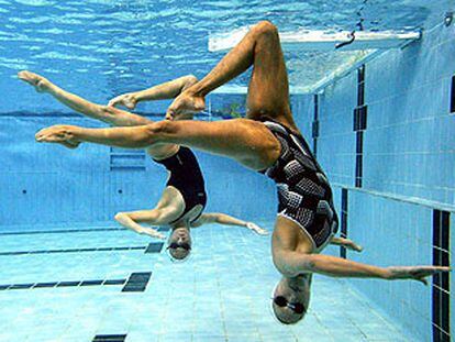 Gemma Mengual y Paola Tirados, dúo español de natación sincronizada, ensayando en el Centro de Alto Rendimiento de Sant Cugat.