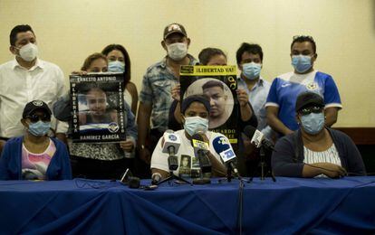 Familiares de presos políticos nicaragüenses denunciaron restricción de alimentos a los detenidos, en una conferencia de prensa en enero de 2021, en Managua.