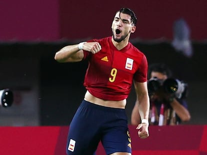 Rafa Mir celebra uno de los goles que le hizo a Costa de Marfil en los cuartos de final de los Juegos de Tokio.