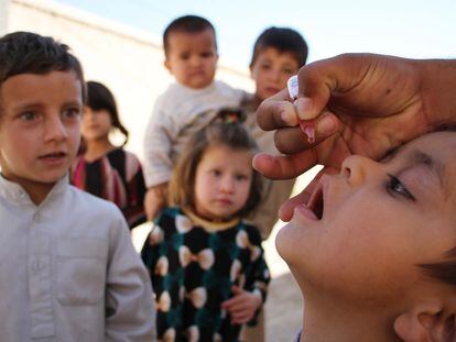 Un trabajador de la salud administra una vacuna contra la poliomielitis a un niño en Kabul, Afganistán, en 2016.