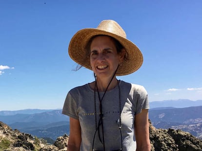 La periodista Elizabeth Kolbert, durante la realización de un reportaje en la sierra de California.