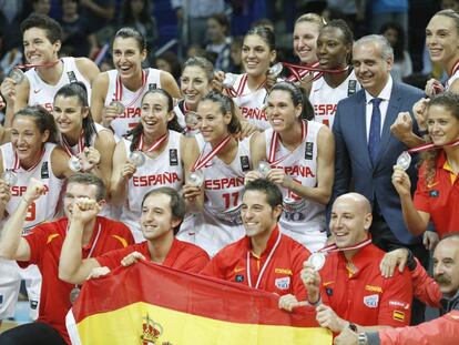 Las jugadoras españolas celebran la medalla de plata del Mundial de baloncesto / T. BOZOGLU (EFE)