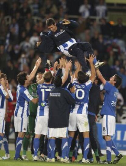 Los jugadores de la Real mantean a Aranburu.