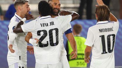 Vinicius y Benzema celebran el gol del francés al Eintracht.