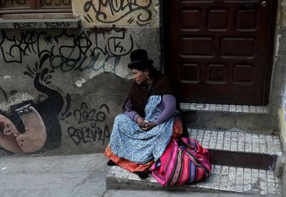 Una mujer aimara espera en una calle en La Paz. 