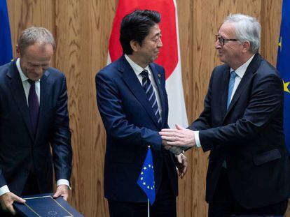 De izquierda a derecha, Donald Tusk, Shinzo Abe y Jean-Claude Juncker, durante la firma del pacto comercial en Tokio.