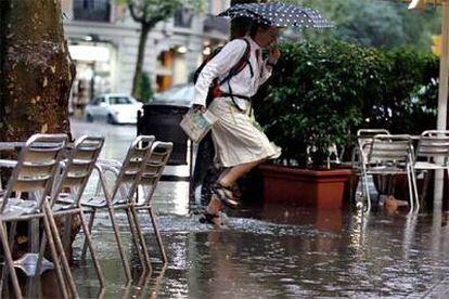 Imagen que ofrecía este martes Barcelona, en alerta por las fuertes lluvias.