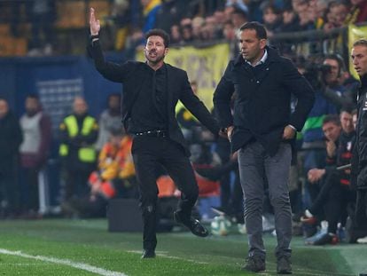 Javi Calleja y Diego Pablo Simeone, durante el Villarreal-Atlético de este sábado.