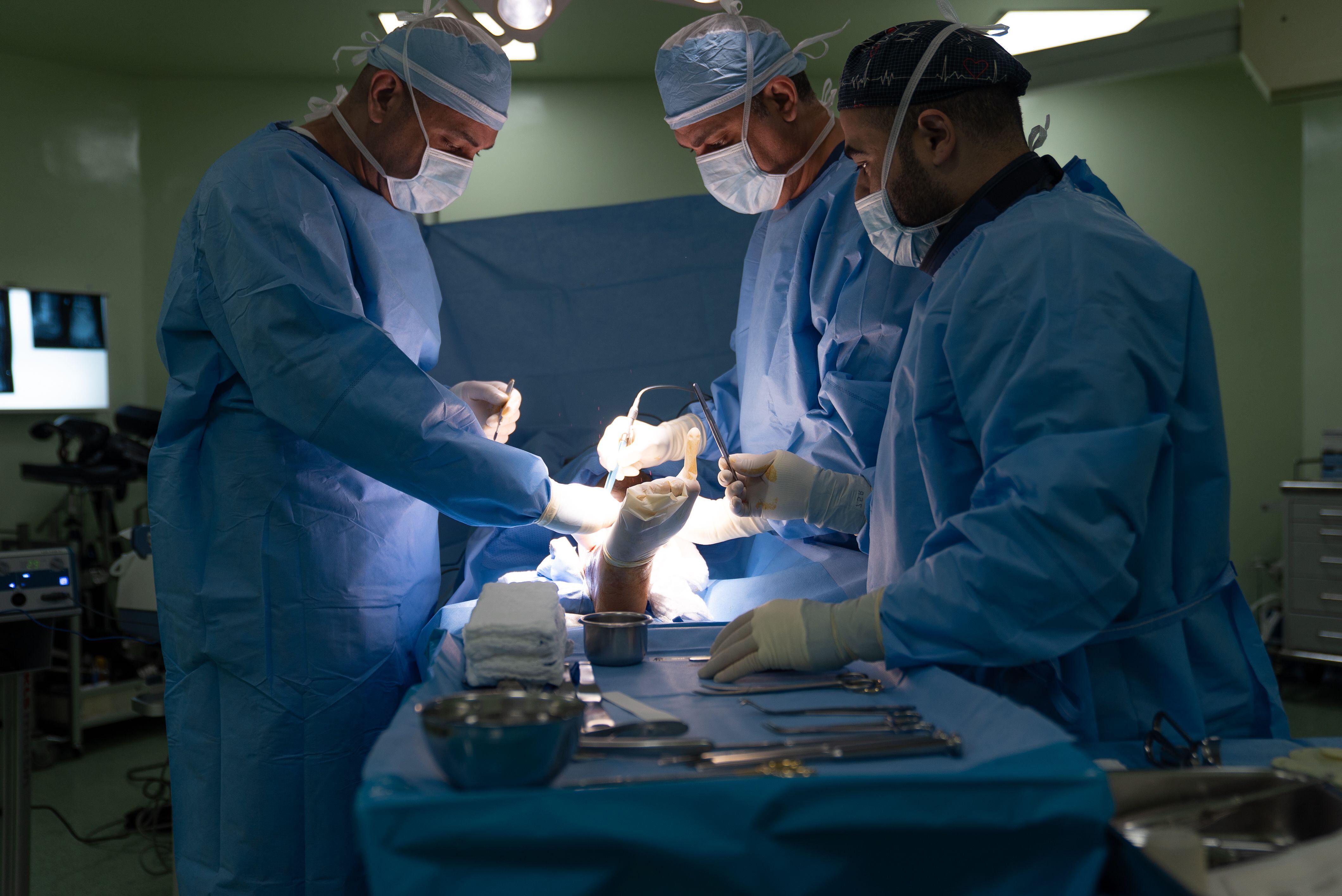 El doctor Ashraf Nabhan y su equipo operaban el miércoles una fractura de tibia en el Hospital de Médicos Sin Fronteras en Amán. 