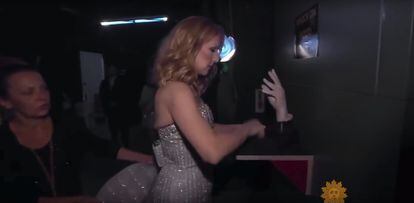 Céline Dion toca la réplica de la mano de su marido antes de salir al escenario en un programa para la CBS emitido en octubre de 2016.