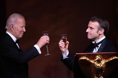 "Estoy extremadamente feliz de estar aquí para la primera visita de estado de su Administración. Y esta es, para mí, la mejor prueba de esta amistad y asociación a muy largo plazo", afirmó el presidente Macron en la cena oficial sobre su relación con el presidente estadounidense.