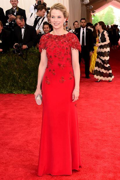 Marissa Mayer, CEO de Yahoo, apostó por el rojo de este vestido con incrustaciones florales.