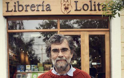 Francisco Mouat, ante su librer&iacute;a en Santiago de Chile.