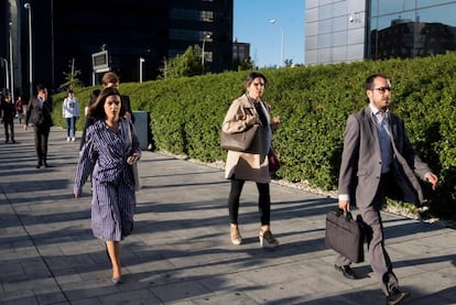 Trabajadores de las Cuatro Torres de Madrid en una foto de octubre de 2019.