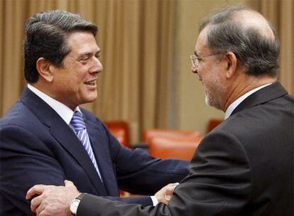 Federico Trillo, izquierda, y Mariano Fernández Bermejo se saludan en el Congreso el pasado mes de junio.